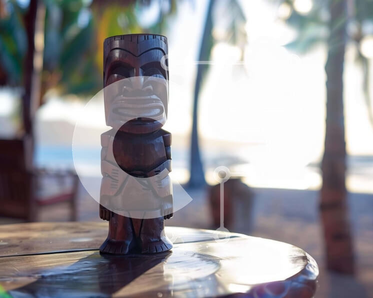 Intra Συλλεκτικό Ξύλινο Παζλ Plywood  4mm - Ξύλινο άγαλμα Tiki σε υπαίθριο τραπέζι κοντά στην παραλία Σε Ξύλινο Κουτί - Διαστάσεις: 10x10 cm – 25 κομμάτια