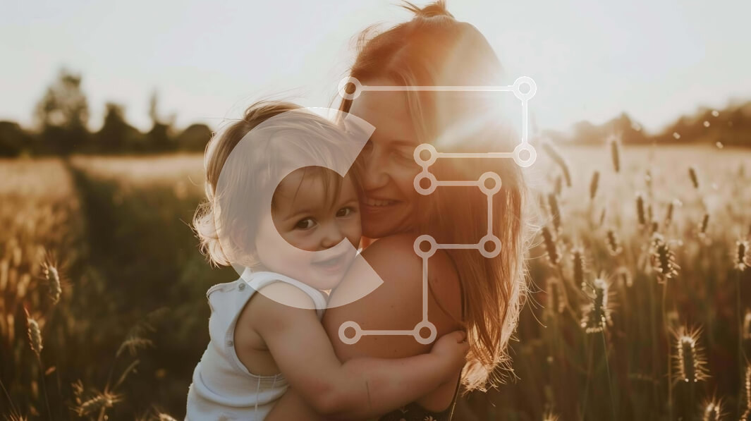 Intra Συλλεκτικό Ξύλινο Παζλ Plywood  4mm - Μητέρα και παιδί αγκαλιάζονται σε ένα ηλιόλουστο πεδίο Σε Ξύλινο Κουτί - Διαστάσεις Puzzle: 10x10 cm – 25 κομμάτια