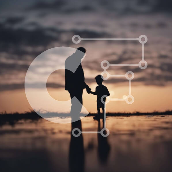 Intra Συλλεκτικό Ξύλινο Παζλ Plywood  4mm - Σιλουέτα του άνδρα και του παιδιού που κρατούν τα χέρια στο νερό στο ηλιοβασίλεμα Σε Ξύλινο Κουτί - Διαστάσεις Puzzle: 10x10 cm – 25 κομμάτια