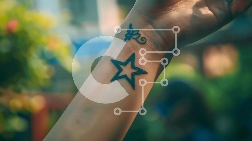 Intra Συλλεκτικό Ξύλινο Παζλ Plywood  4mm - Γυναικείος καρπός με τατουάζ με μελανωμένο αστέρι Σε Ξύλινο Κουτί - Διαστάσεις Puzzle: 10x10 cm – 25 κομμάτια