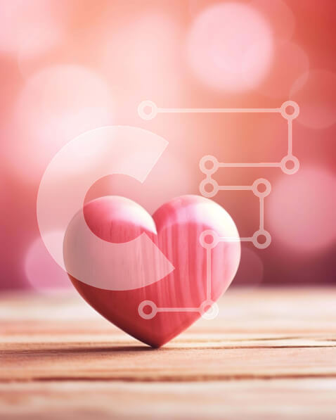 Intra Συλλεκτικό Ξύλινο Παζλ Plywood  4mm - Ροζ αντικείμενο σε σχήμα καρδιάς σε παλιό ξύλινο τραπέζι με φώτα Bokeh Σε Ξύλινο Κουτί - Διαστάσεις Puzzle: 10x10 cm – 25 κομμάτια