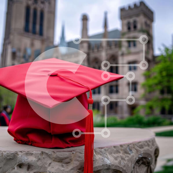 Intra Συλλεκτικό Ξύλινο Παζλ Plywood  4mm - Κόκκινο καπάκι αποφοίτησης στο πέτρινο βάθρο Σε Ξύλινο Κουτί - Διαστάσεις Puzzle: 10x10 cm – 25 κομμάτια