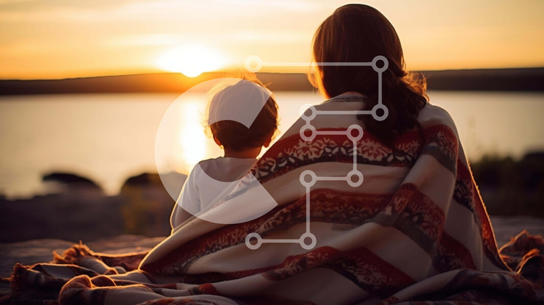 Intra Συλλεκτικό Ξύλινο Παζλ Plywood  4mm - Μητέρα και παιδί βλέποντας το ηλιοβασίλεμα στην ακτή Σε Ξύλινο Κουτί - Διαστάσεις Puzzle: 10x10 cm – 25 κομμάτια