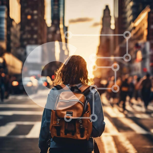 Intra Συλλεκτικό Ξύλινο Παζλ Plywood  4mm - Γυναίκα που περπατά στην οδό της πόλης στο ηλιοβασίλεμα Σε Ξύλινο Κουτί - Διαστάσεις Puzzle: 10x10 cm – 25 κομμάτια