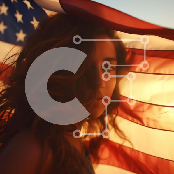 Intra Συλλεκτικό Ξύλινο Παζλ Plywood  4mm - Νεαρή γυναίκα που κρατά την αμερικανική σημαία στο ηλιοβασίλεμα Σε Ξύλινο Κουτί - Διαστάσεις Puzzle: 10x10 cm – 25 κομμάτια