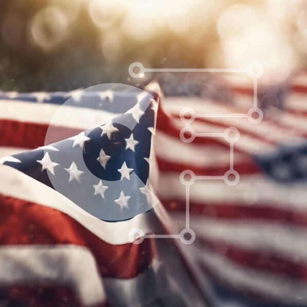 Intra Συλλεκτικό Ξύλινο Παζλ Plywood  4mm - Δύο αμερικανικές σημαίες που κυματίζουν στον άνεμο Σε Ξύλινο Κουτί - Διαστάσεις Puzzle: 10x10 cm – 25 κομμάτια