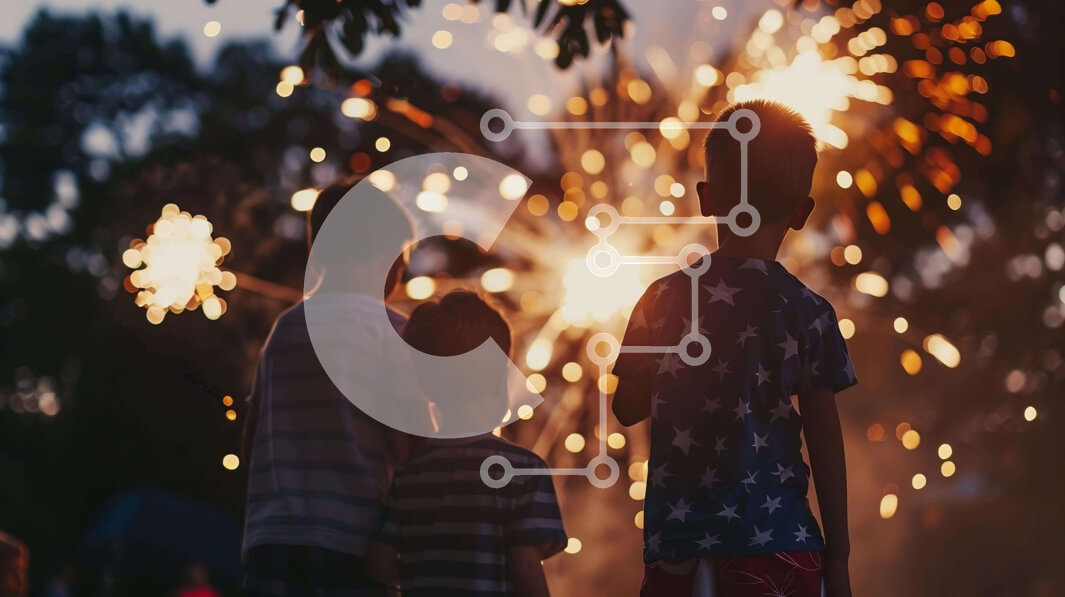 Intra Συλλεκτικό Ξύλινο Παζλ Plywood  4mm - Παιδιά που παρακολουθούν πυροτεχνήματα την ημέρα της ανεξαρτησίας Σε Ξύλινο Κουτί - Διαστάσεις Puzzle: 10x10 cm – 25 κομμάτια