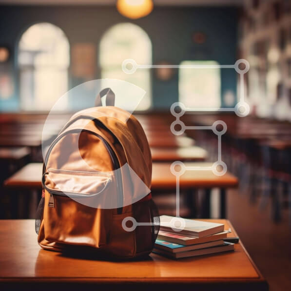 Intra Συλλεκτικό Ξύλινο Παζλ Plywood  4mm - Σκηνή στην τάξη με καφέ σακίδιο σε ξύλινο τραπέζι Σε Ξύλινο Κουτί - Διαστάσεις Puzzle: 10x10 cm – 25 κομμάτια