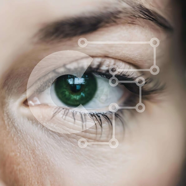 Σετ των 2 Intra Συλλεκτικό Ξύλινο Παζλ Plywood  4mm - Κοντινό πλάνο του πράσινου ματιού μιας γυναίκας με γυαλιά Σε Ξύλινο Κουτί - Διαστάσεις: 10x10 cm – 25 κομμάτια