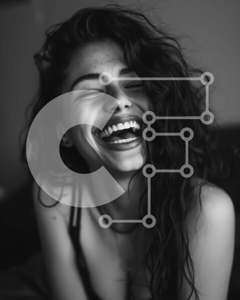 Intra Συλλεκτικό Ξύλινο Παζλ Plywood  4mm - Χαμογελαστή γυναίκα με μακριά σγουρά μαλλιά που γελά στο κρεβάτι Σε Ξύλινο Κουτί - Διαστάσεις Puzzle: 10x10 cm – 25 κομμάτια