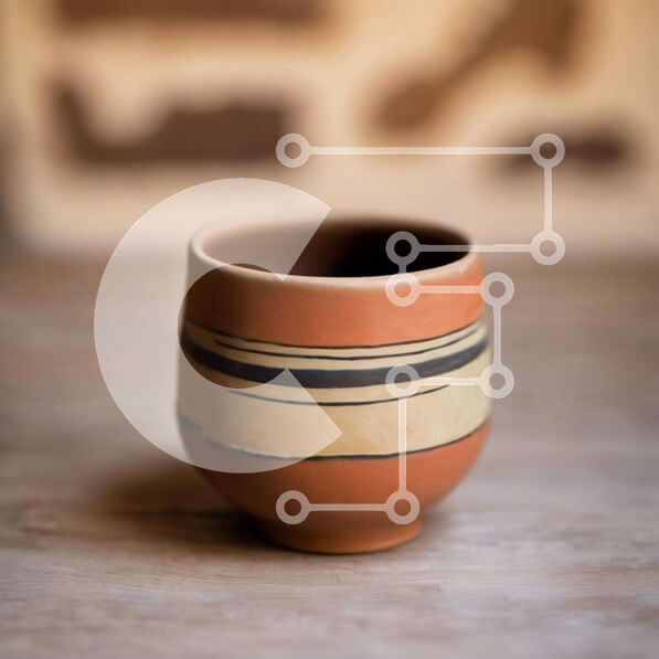 Intra Συλλεκτικό Ξύλινο Παζλ Plywood  4mm - Πορτοκαλί και μαύρο ριγέ κεραμικό κύπελλο σε ξύλινο τραπέζι Σε Ξύλινο Κουτί - Διαστάσεις Puzzle: 10x10 cm – 25 κομμάτια