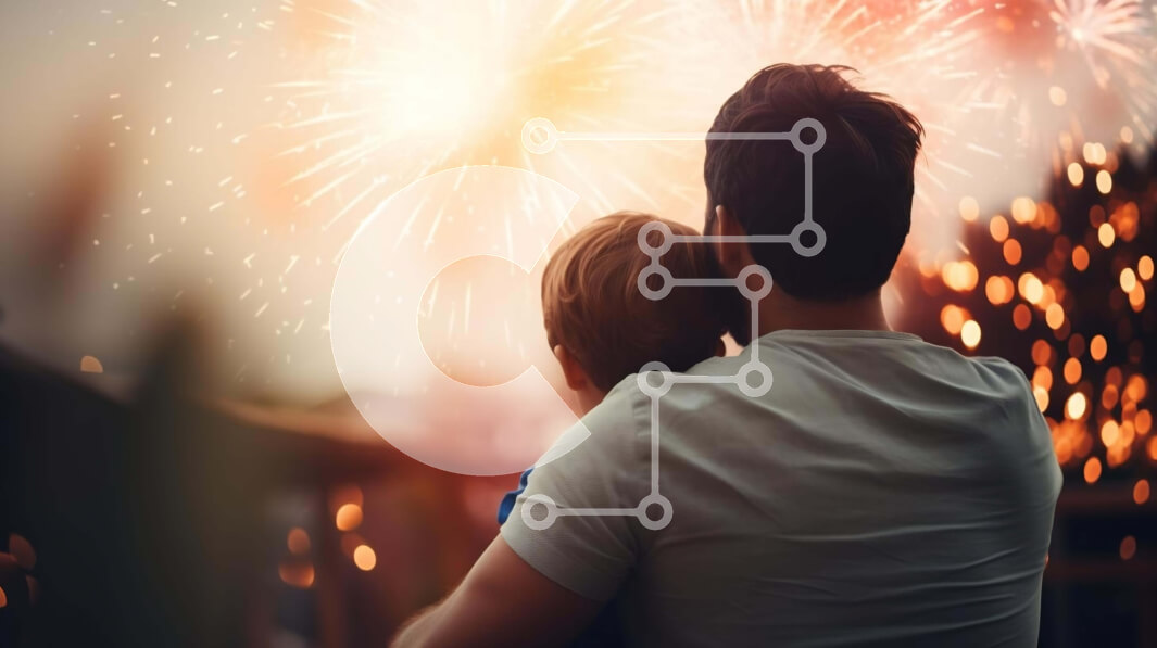 Intra Συλλεκτικό Ξύλινο Παζλ Plywood  4mm - Άνδρας και παιδί που κρατούν τα χέρια κάτω από τα πυροτεχνήματα Σε Ξύλινο Κουτί - Διαστάσεις Puzzle: 10x10 cm – 25 κομμάτια