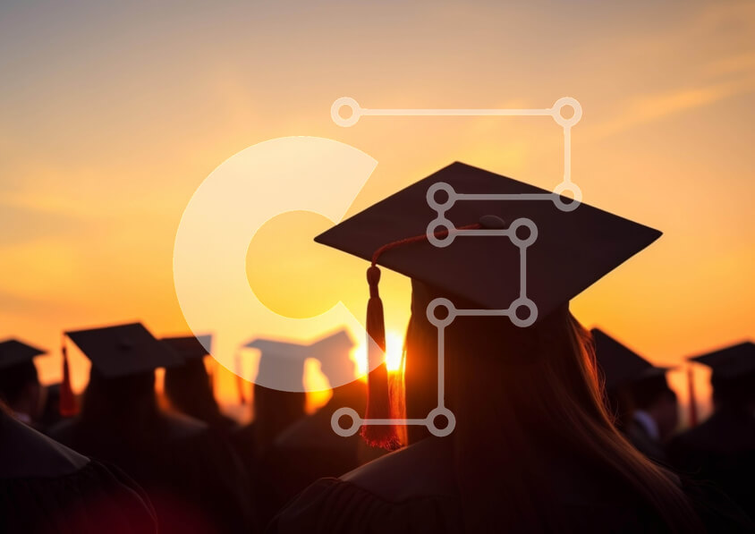 Intra Συλλεκτικό Ξύλινο Παζλ Plywood  4mm - Ομάδα αποφοίτων που γιορτάζουν με τα καπέλα αποφοίτησης στο ηλιοβασίλεμα Σε Ξύλινο Κουτί - Διαστάσεις Puzzle: 10x10 cm – 25 κομμάτια