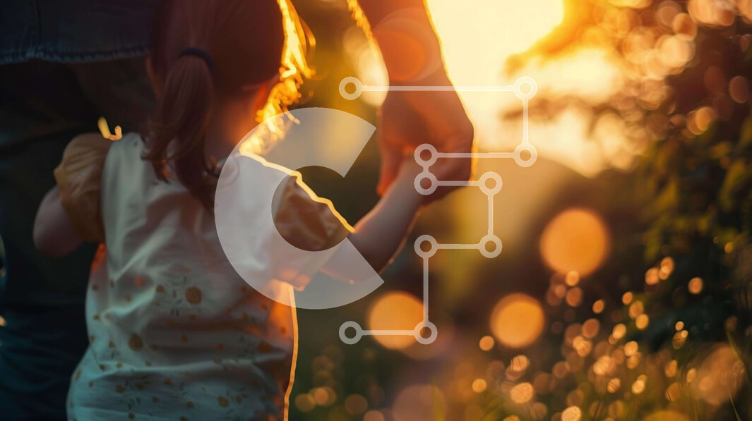 Intra Συλλεκτικό Ξύλινο Παζλ Plywood  4mm - Πατέρας και κόρη που κρατούν τα χέρια στο χορτάρι στο ηλιοβασίλεμα Σε Ξύλινο Κουτί - Διαστάσεις Puzzle: 10x10 cm – 25 κομμάτια