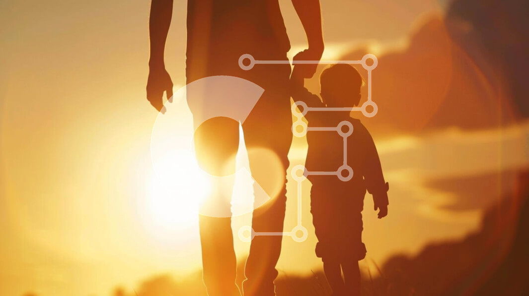 Intra Συλλεκτικό Ξύλινο Παζλ Plywood  4mm - Άνδρας και παιδί που κρατούν τα χέρια στο ηλιοβασίλεμα Σε Ξύλινο Κουτί - Διαστάσεις Puzzle: 10x10 cm – 25 κομμάτια