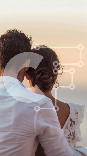 Intra Συλλεκτικό Ξύλινο Παζλ Plywood  4mm - Ρομαντικό ζευγάρι αγκαλιά με τον ωκεανό Σε Ξύλινο Κουτί - Διαστάσεις Puzzle: 10x10 cm – 25 κομμάτια