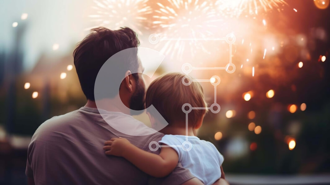 Intra Συλλεκτικό Ξύλινο Παζλ Plywood  4mm - Πατέρας και παιδί αγκαλιάζονται με πυροτεχνήματα Σε Ξύλινο Κουτί - Διαστάσεις Puzzle: 10x10 cm – 25 κομμάτια