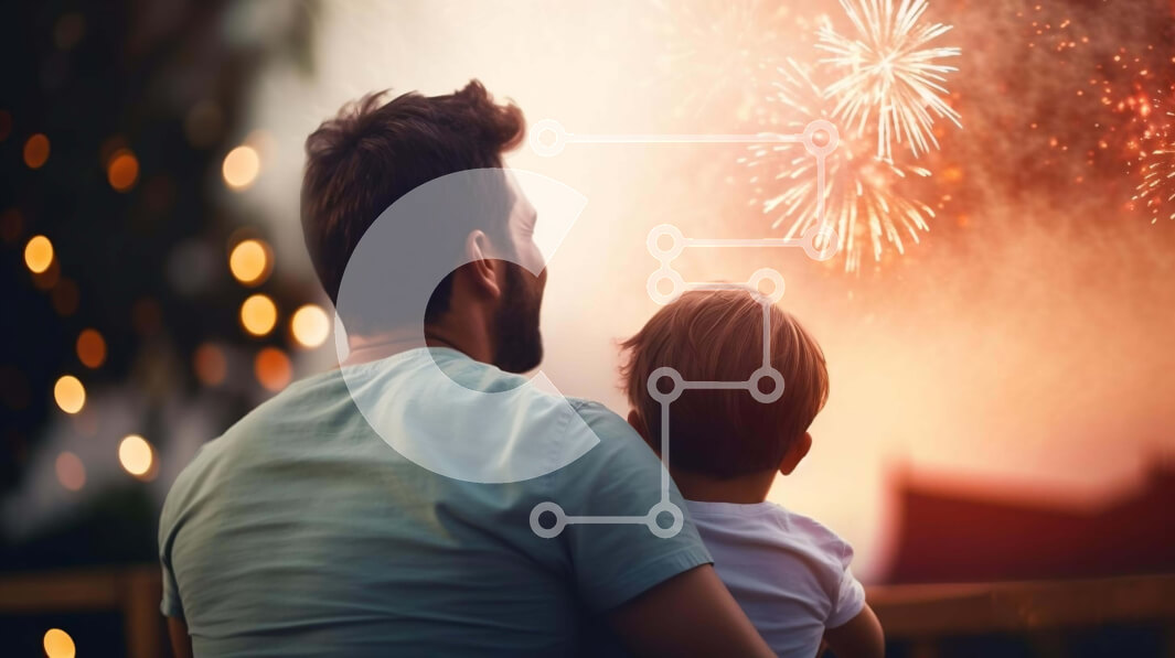 Intra Συλλεκτικό Ξύλινο Παζλ Plywood  4mm - Άνδρας και παιδί που παρακολουθούν πυροτεχνήματα Σε Ξύλινο Κουτί - Διαστάσεις Puzzle: 10x10 cm – 25 κομμάτια