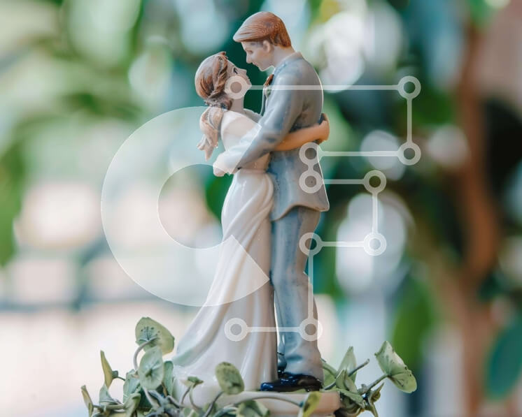 Intra Συλλεκτικό Ξύλινο Παζλ Plywood  4mm - Ειδώλιο νύφης και γαμπρού σε κάλυμμα κέικ Σε Ξύλινο Κουτί - Διαστάσεις Puzzle: 10x10 cm – 25 κομμάτια