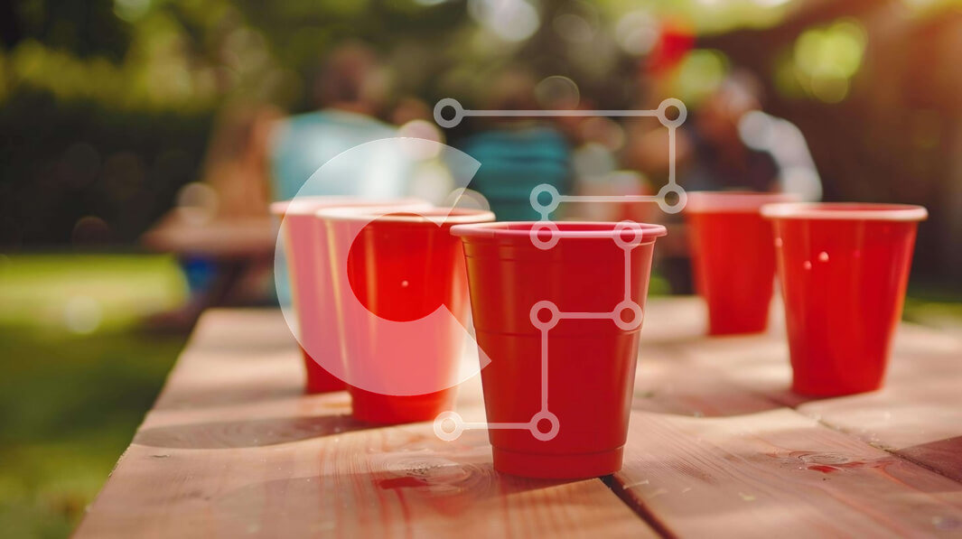 Intra Συλλεκτικό Ξύλινο Παζλ Plywood  4mm - Υπαίθριο πάρτι με κόκκινα πλαστικά ποτήρια και κόσμο Σε Ξύλινο Κουτί - Διαστάσεις Puzzle: 10x10 cm – 25 κομμάτια