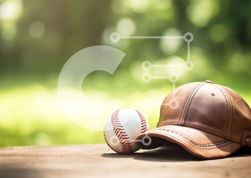 Intra Συλλεκτικό Ξύλινο Παζλ Plywood  4mm - Καφέ καπέλο και μπάλα του μπέιζμπολ σε ξύλινο τραπέζι εξωτερικού χώρου Σε Ξύλινο Κουτί - Διαστάσεις Puzzle: 10x10 cm – 25 κομμάτια