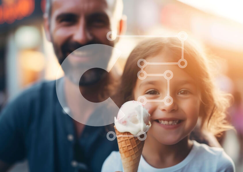 Intra Συλλεκτικό Ξύλινο Παζλ Plywood  4mm - Νεαρό κορίτσι και άνδρας που απολαμβάνουν το παγωτό σε εξωτερικούς χώρους Σε Ξύλινο Κουτί - Διαστάσεις Puzzle: 10x10 cm – 25 κομμάτια