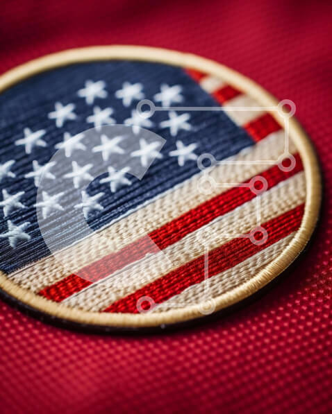 Intra Συλλεκτικό Ξύλινο Παζλ Plywood  4mm - Μικρό κυκλικό μπάλωμα αμερικανικής σημαίας σε κόκκινο ύφασμα Σε Ξύλινο Κουτί - Διαστάσεις: 10x10 cm – 25 κομμάτια