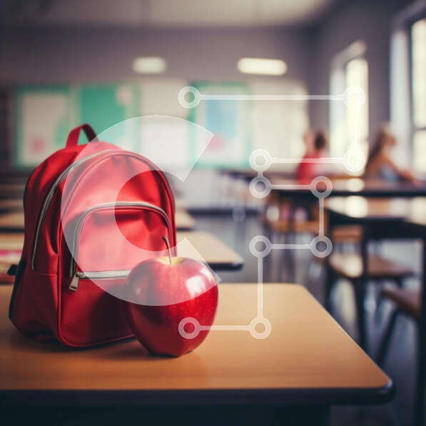 Intra Συλλεκτικό Ξύλινο Παζλ Plywood  4mm - Κόκκινο σακίδιο πλάτης και μήλο σε μια άδεια τάξη Σε Ξύλινο Κουτί - Διαστάσεις Puzzle: 10x10 cm – 25 κομμάτια