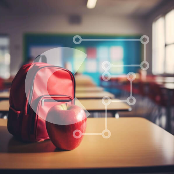 Intra Συλλεκτικό Ξύλινο Παζλ Plywood  4mm - Κόκκινο σακίδιο πλάτης και μήλο στην κενή τάξη Σε Ξύλινο Κουτί - Διαστάσεις Puzzle: 10x10 cm – 25 κομμάτια