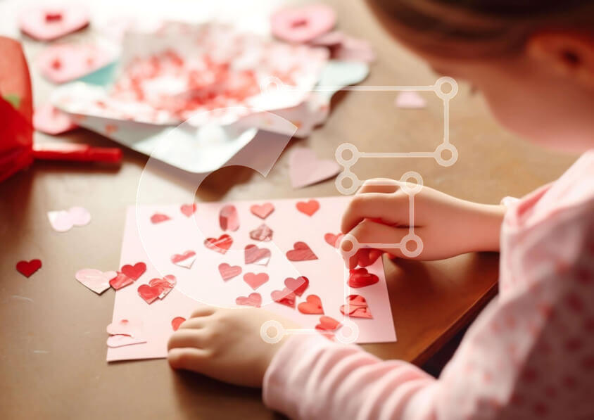 Intra Συλλεκτικό Ξύλινο Παζλ Plywood  4mm - Νεαρό κορίτσι που δημιουργεί κάρτες για την ημέρα του Αγίου Βαλεντίνου Σε Ξύλινο Κουτί - Διαστάσεις Puzzle: 10x10 cm – 25 κομμάτια