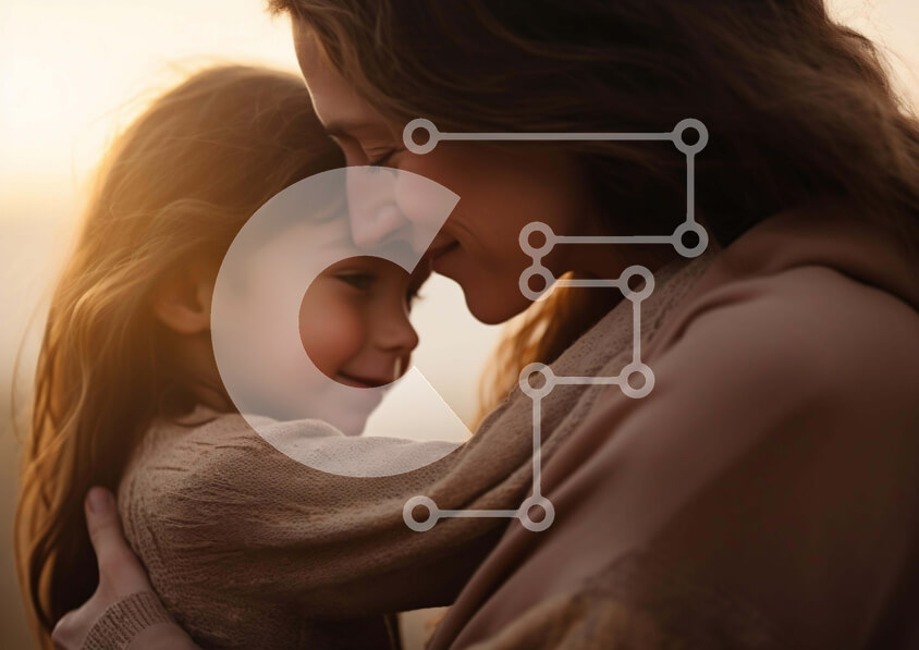 Intra Συλλεκτικό Ξύλινο Παζλ Plywood  4mm - Μητέρα και κόρη που αγκαλιάζονται στο ηλιοβασίλεμα Σε Ξύλινο Κουτί - Διαστάσεις Puzzle: 10x10 cm – 25 κομμάτια