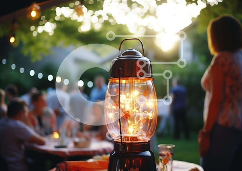 Intra Συλλεκτικό Ξύλινο Παζλ Plywood  4mm - Λαμπερό φανάρι σε υπαίθριο τραπέζι με ανθρώπους Σε Ξύλινο Κουτί - Διαστάσεις Puzzle: 10x10 cm – 25 κομμάτια