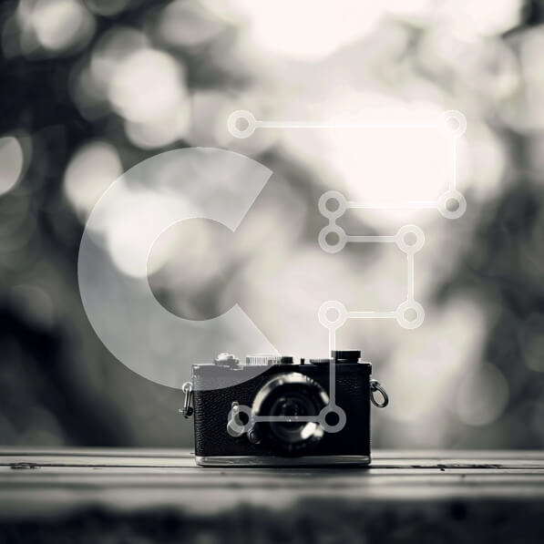 Intra Συλλεκτικό Ξύλινο Παζλ Plywood  4mm - Vintage κάμερα σε ξύλινο πάγκο Σε Ξύλινο Κουτί - Διαστάσεις: 10x10 cm – 25 κομμάτια