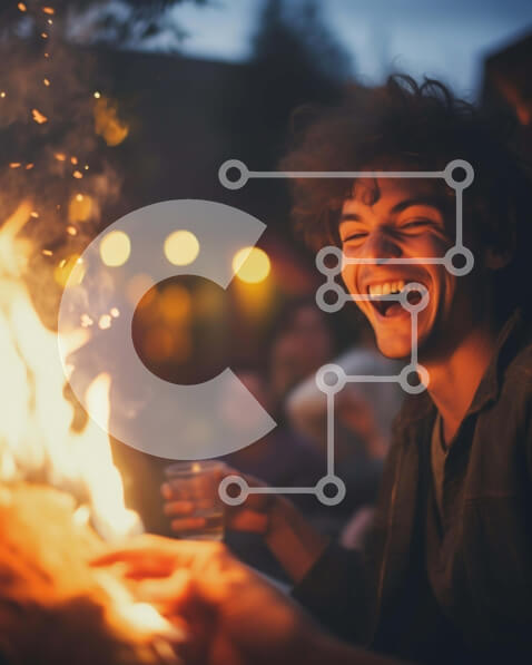 Intra Συλλεκτικό Ξύλινο Παζλ Plywood  4mm - Νεαρός άνδρας γύρω από την ανοιχτή φωτιά με φίλους και οικογένεια Σε Ξύλινο Κουτί - Διαστάσεις Puzzle: 10x10 cm – 25 κομμάτια