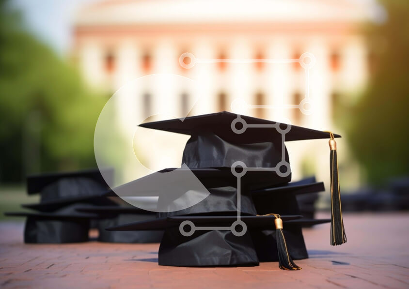 Intra Συλλεκτικό Ξύλινο Παζλ Plywood  4mm - Μαύρα καπέλα αποφοίτησης μπροστά από ένα ακαδημαϊκό κτίριο Σε Ξύλινο Κουτί - Διαστάσεις Puzzle: 10x10 cm – 25 κομμάτια