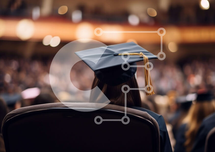 Intra Συλλεκτικό Ξύλινο Παζλ Plywood  4mm - Γυναίκα με καπάκι αποφοίτησης στο αμφιθέατρο Σε Ξύλινο Κουτί - Διαστάσεις Puzzle: 10x10 cm – 25 κομμάτια