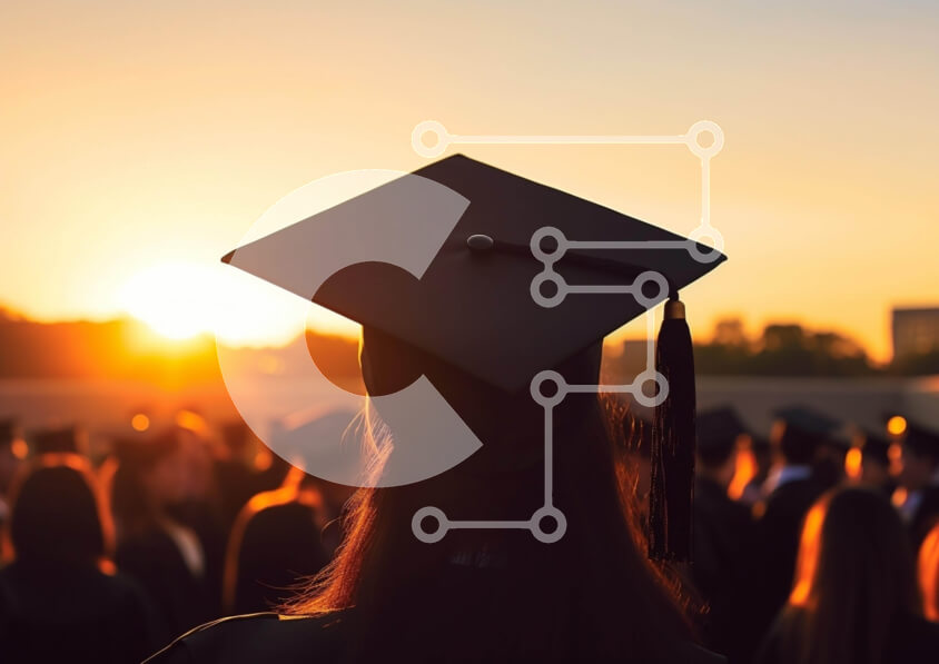 Intra Συλλεκτικό Ξύλινο Παζλ Plywood  4mm - Σκηνή αποφοίτησης με γυναίκα με καπάκι που κοιτάζει το ηλιοβασίλεμα Σε Ξύλινο Κουτί - Διαστάσεις Puzzle: 10x10 cm – 25 κομμάτια