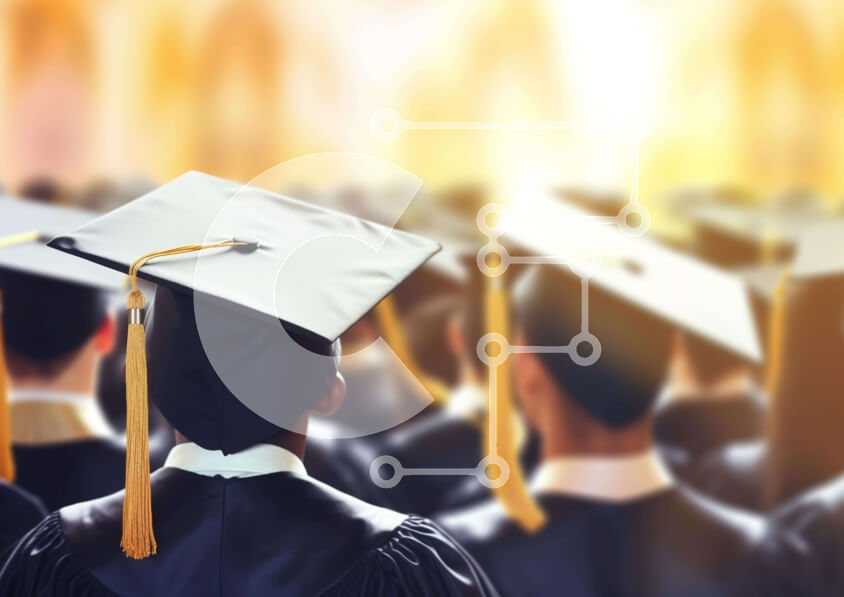 Intra Συλλεκτικό Ξύλινο Παζλ Plywood  4mm - Ομάδα αποφοίτων με καπέλο και φόρεμα που κοιτάζει πίσω στο κοινό Σε Ξύλινο Κουτί - Διαστάσεις Puzzle: 10x10 cm – 25 κομμάτια