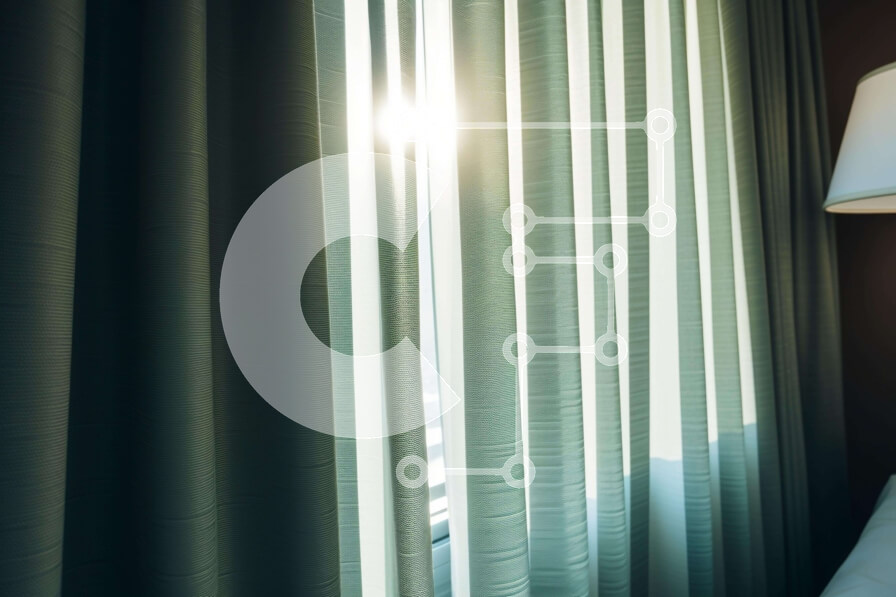 Intra Συλλεκτικό Ξύλινο Παζλ Plywood  4mm - Άνετο υπνοδωμάτιο με ανοιχτές κουρτίνες και φως του ήλιου Σε Ξύλινο Κουτί - Διαστάσεις Puzzle: 10x10 cm – 25 κομμάτια