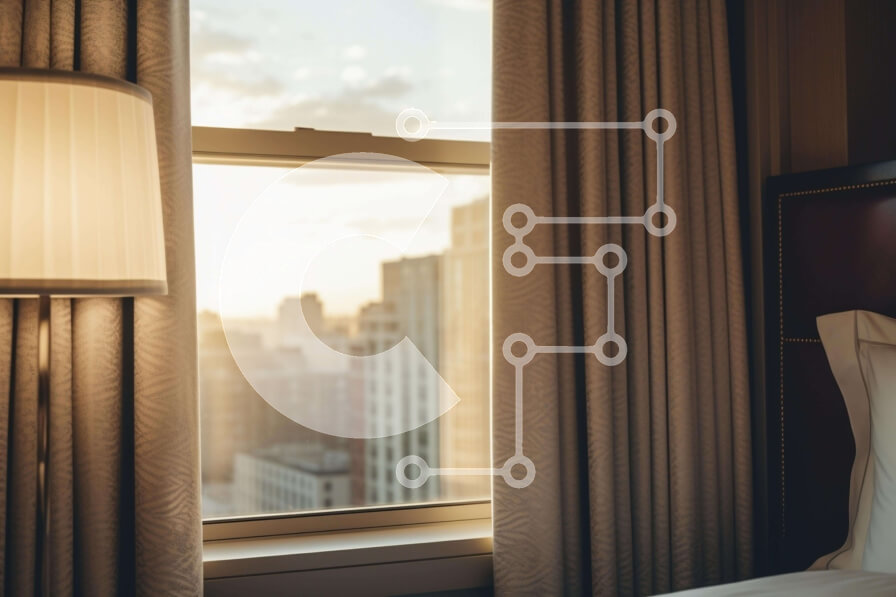 Intra Συλλεκτικό Ξύλινο Παζλ Plywood  4mm - Ήσυχο υπνοδωμάτιο με λευκά κλινοσκεπάσματα και παράθυρο που βλέπει στο φωτιστικό Σε Ξύλινο Κουτί - Διαστάσεις Puzzle: 10x10 cm – 25 κομμάτια