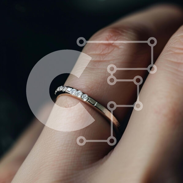 Σετ των 2 Intra Συλλεκτικό Ξύλινο Παζλ Plywood  4mm - Δαχτυλίδι αρραβώνων από λευκό χρυσό με διαμάντια στο γυναικείο χέρι Σε Ξύλινο Κουτί - Διαστάσεις: 10x10 cm – 25 κομμάτια