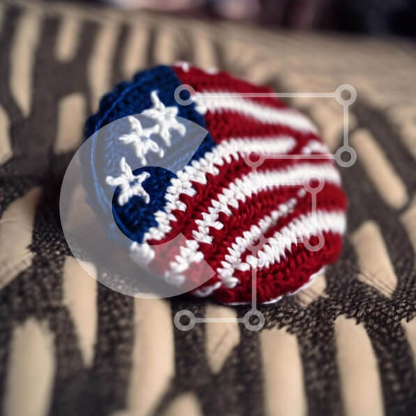 Intra Συλλεκτικό Ξύλινο Παζλ Plywood  4mm - Κόκκινο, λευκό και μπλε κροσέ κουμπί στο κάλυμμα του κρεβατιού Σε Ξύλινο Κουτί - Διαστάσεις Puzzle: 10x10 cm – 25 κομμάτια