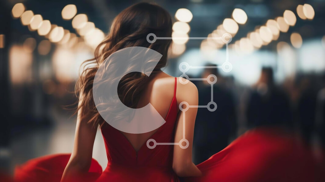 Intra Συλλεκτικό Ξύλινο Παζλ Plywood  4mm - Κομψή γυναίκα με κόκκινο φόρεμα σε πολυσύχναστο χώρο Σε Ξύλινο Κουτί - Διαστάσεις Puzzle: 10x10 cm – 25 κομμάτια