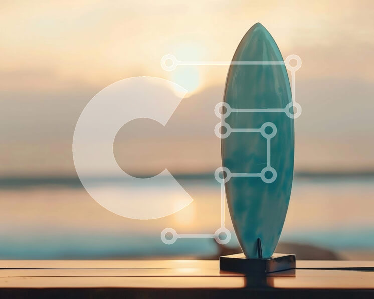 Intra Συλλεκτικό Ξύλινο Παζλ Plywood  4mm - Σανίδα του σερφ σε τραπέζι εξωτερικού χώρου με θέα στον ωκεανό Σε Ξύλινο Κουτί - Διαστάσεις Puzzle: 10x10 cm – 25 κομμάτια