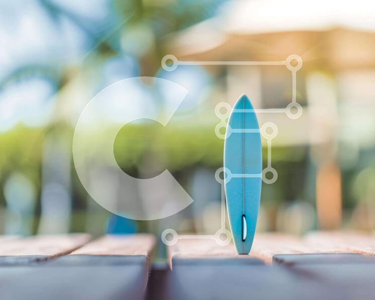 Intra Συλλεκτικό Ξύλινο Παζλ Plywood  4mm - Μπλε σανίδα του σερφ σε ξύλινο τραπέζι Σε Ξύλινο Κουτί - Διαστάσεις: 10x10 cm – 25 κομμάτια