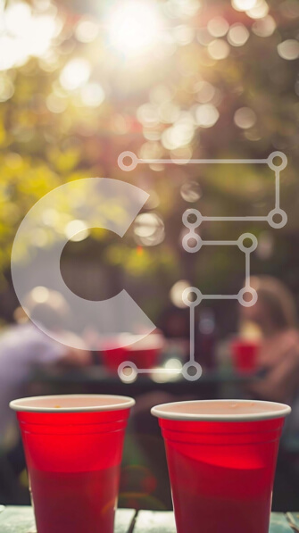 Intra Συλλεκτικό Ξύλινο Παζλ Plywood  4mm - Κόκκινα κύπελλα σε ξύλινο τραπέζι με ανθρώπους Σε Ξύλινο Κουτί - Διαστάσεις Puzzle: 10x10 cm – 25 κομμάτια