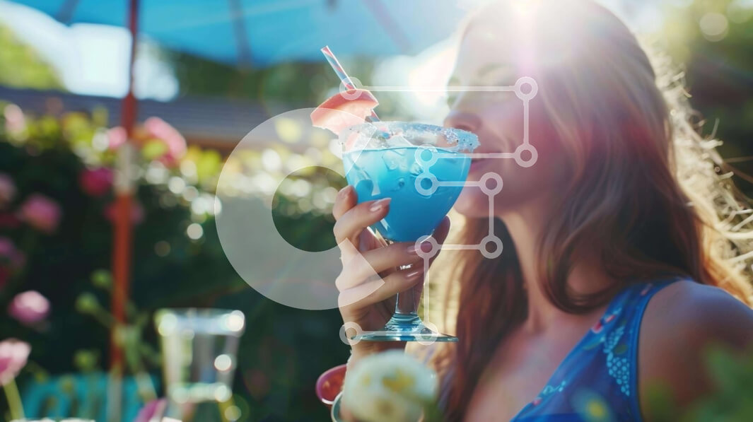 Intra Συλλεκτικό Ξύλινο Παζλ Plywood  4mm - Γυναίκα που απολαμβάνει ένα μπλε κοκτέιλ σε ένα υπαίθριο τραπέζι Σε Ξύλινο Κουτί - Διαστάσεις Puzzle: 10x10 cm – 25 κομμάτια