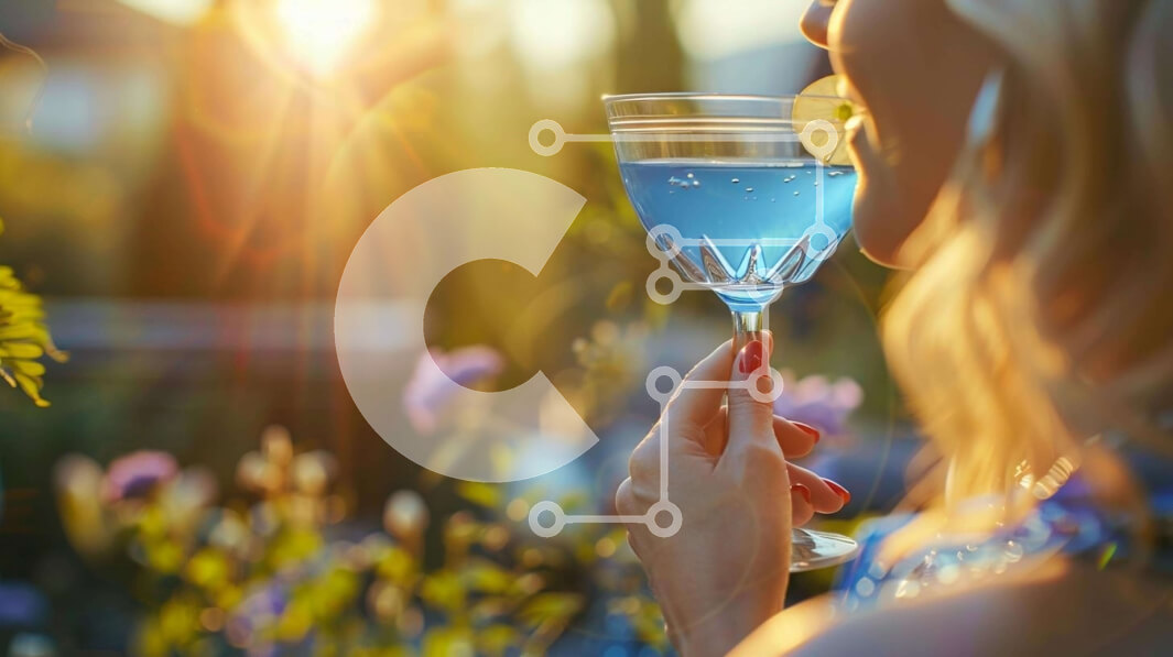 Intra Συλλεκτικό Ξύλινο Παζλ Plywood  4mm - Γυναίκα που πίνει μπλε υγρό στο ηλιοβασίλεμα Σε Ξύλινο Κουτί - Διαστάσεις Puzzle: 10x10 cm – 25 κομμάτια