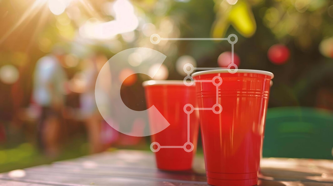 Intra Συλλεκτικό Ξύλινο Παζλ Plywood  4mm - Υπαίθρια συγκέντρωση με κόκκινα κύπελλα και κόσμο Σε Ξύλινο Κουτί - Διαστάσεις Puzzle: 10x10 cm – 25 κομμάτια