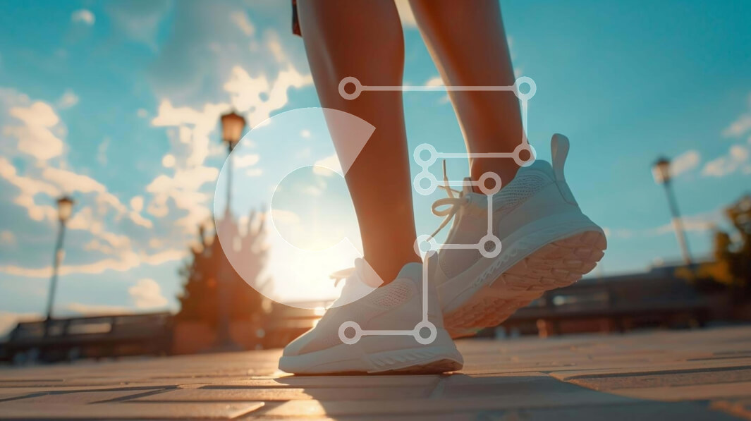 Intra Συλλεκτικό Ξύλινο Παζλ Plywood  4mm - Άτομο με λευκά αθλητικά παπούτσια στο πεζοδρόμιο στο ηλιοβασίλεμα Σε Ξύλινο Κουτί - Διαστάσεις Puzzle: 10x10 cm – 25 κομμάτια